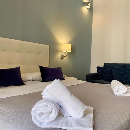A Due Passi Dal Ponte Hotel ตารันโต ภายนอก รูปภาพ