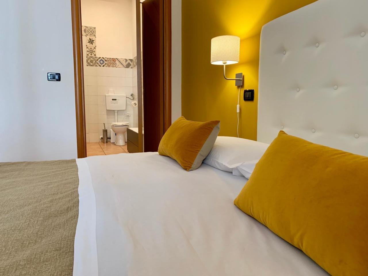 A Due Passi Dal Ponte Hotel ตารันโต ภายนอก รูปภาพ