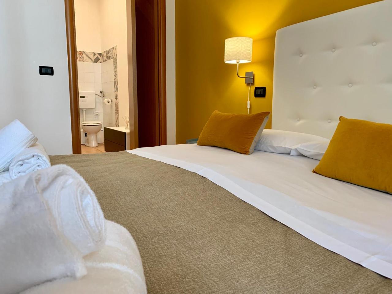 A Due Passi Dal Ponte Hotel ตารันโต ภายนอก รูปภาพ